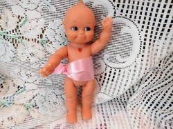 8" JOINTED VINYL JESCO 1999 KEWPIE DOLL WEARING A RIBBON